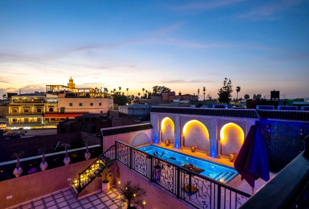 Rooftop riad Marrakech avec piscine et vue panoramique sur la médina