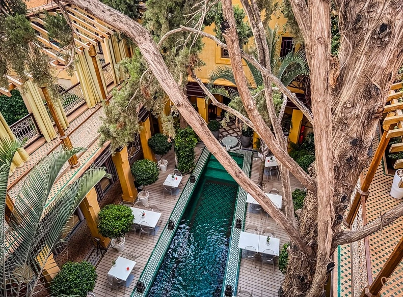 Patio d’un riad marocain avec piscine et architecture traditionnelle