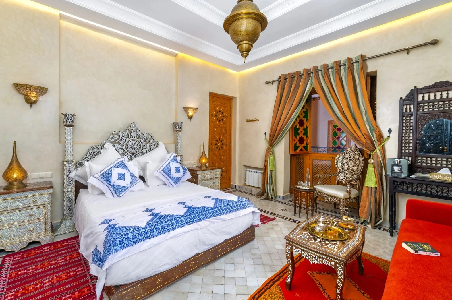 Chambre élégante dans un riad traditionnel à Marrakech avec décoration marocaine