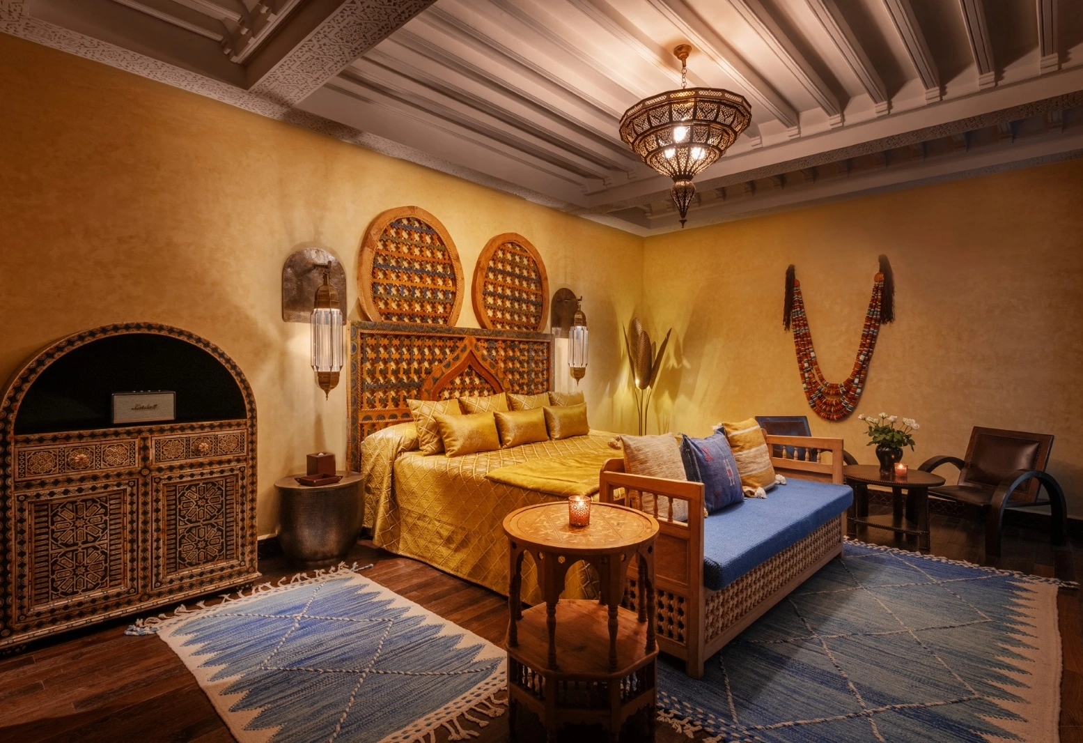 Chambre élégante dans un riad marocain avec décoration traditionnelle