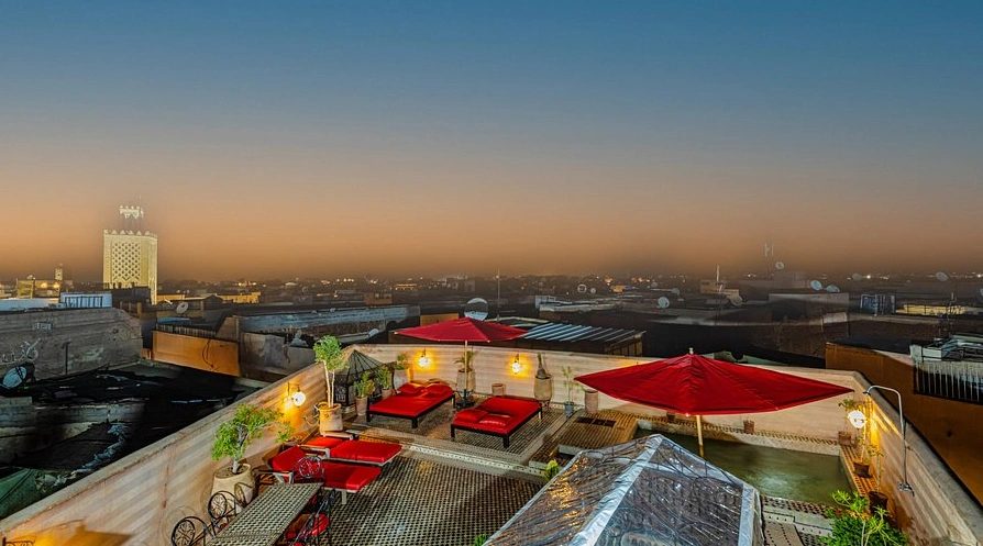 Rooftop riad à Marrakech avec piscine et vue panoramique sur la médina