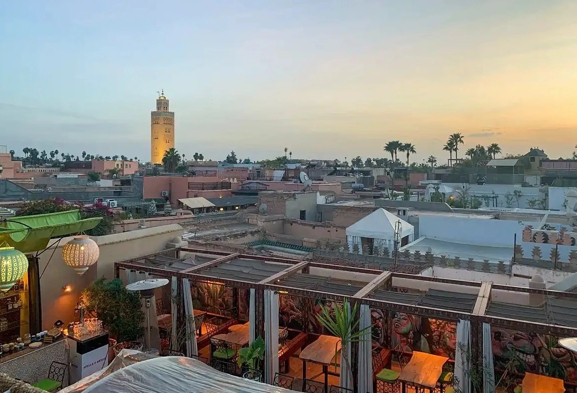 Vue sur la médina de Marrakech et la mosquée Koutoubia depuis un rooftop de riad