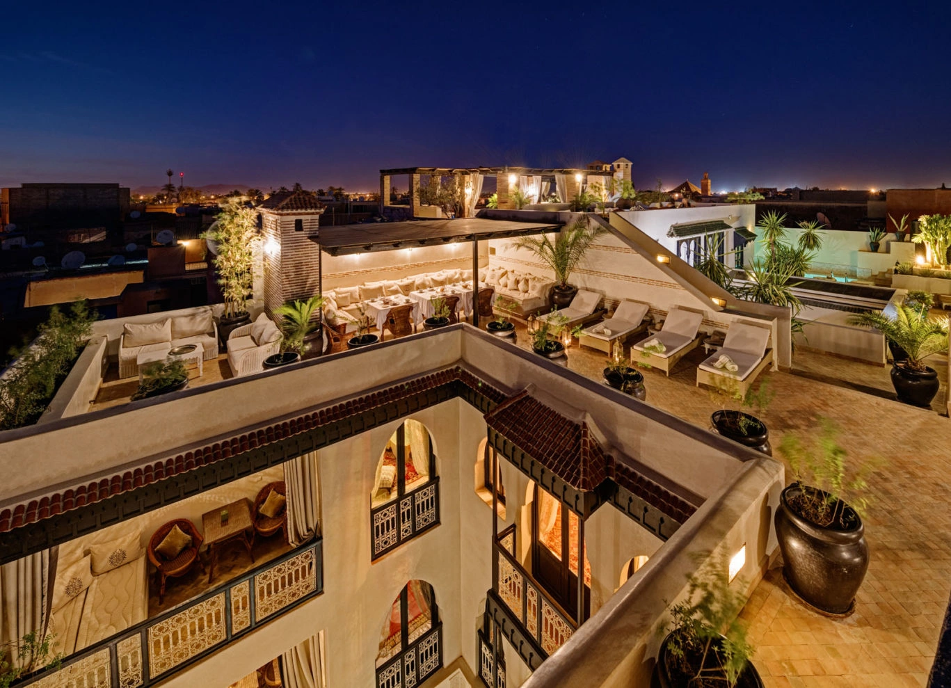 Rooftop d’un riad à Marrakech avec terrasse et vue sur la médina