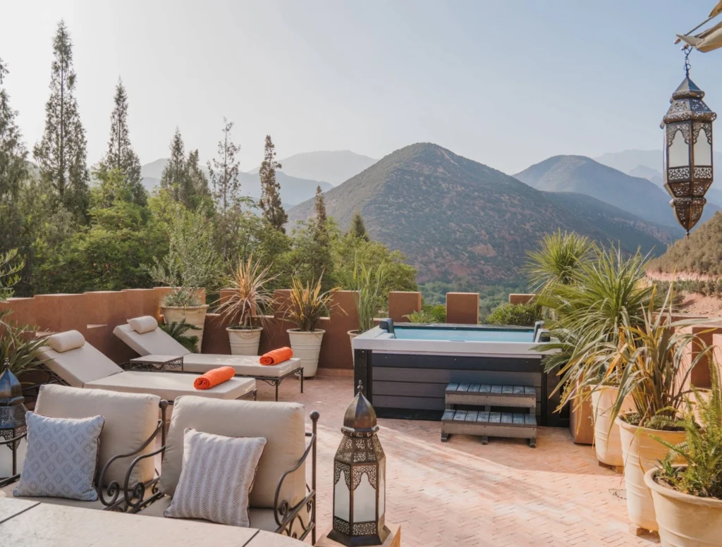 patio riad traditionnel dans la médina de Marrakech avec terrasse et vue sur l'Atlas
