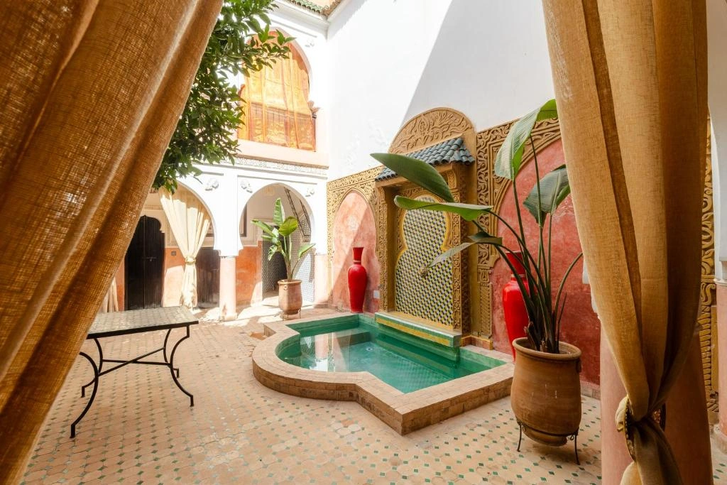 Riad pas cher dans la médina de Marrakech avec patio traditionnel et bassin