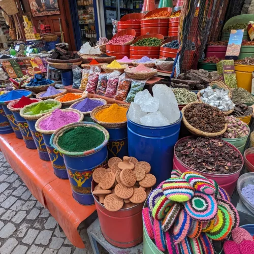Chambre élégante dans un riad traditionnel à Marrakech avec décoration marocaine