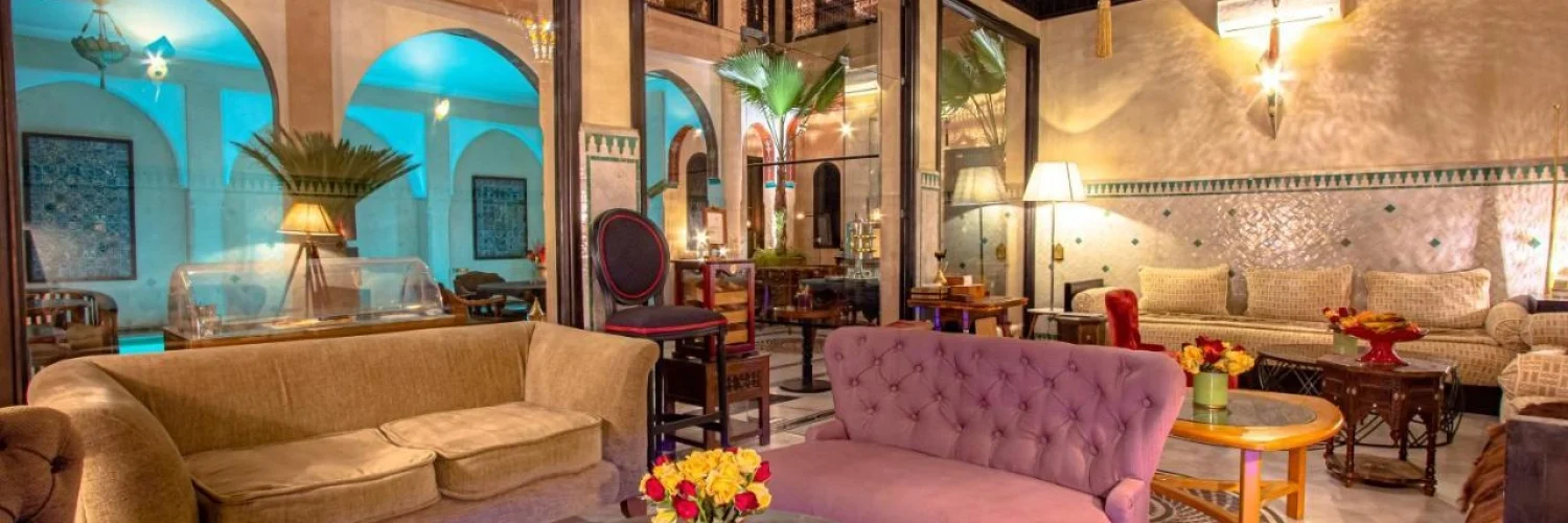 Salon traditionnel du Riad Dar Anika à Marrakech avec architecture marocaine et patio lumineux