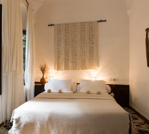 Chambre élégante du Riad Yasmine à Marrakech avec décoration marocaine et ambiance cosy