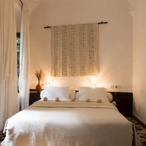 Chambre élégante du Riad Yasmine à Marrakech avec décoration marocaine et ambiance cosy